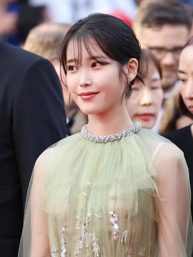 Pesona IU dengan Balutan Gaun Hijau Gucci di Festival Film Cannes, Elegan Bak Putri