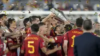 Laga dramatis tersaji pada final UEFA Nations League 2022/2023 antara Spanyol menghadapi Kroasia di De Kuip Stadium, Rotterdam, Senin (19/6/2023) dini hari WIB. Spanyol akhirnya keluar sebagai juara setelah menang 5-4 atas Kroasia lewat adu penalti setelah dalam waktu normal hingga perpanjangan waktu berakhir kedua tim sama-sama tak mampu mencetak gol. Dari 5 penendang pertama, baik Spanyol maupun Kroasia sama-sama mengalami satu kali kegagalan, hingga skor imbang 4-4. Dani Carvajal akhirnya menjadi penentu kemenangan 5-4 Spanyol atas Kroasia via sepakan Panenka-nya yang mengecoh kiper Dominic Livakovic, setelah sebelumnya Unai Simon mampu memblok eksekusi Bruno Petkovic. (AP Photo/Peter Dejong)