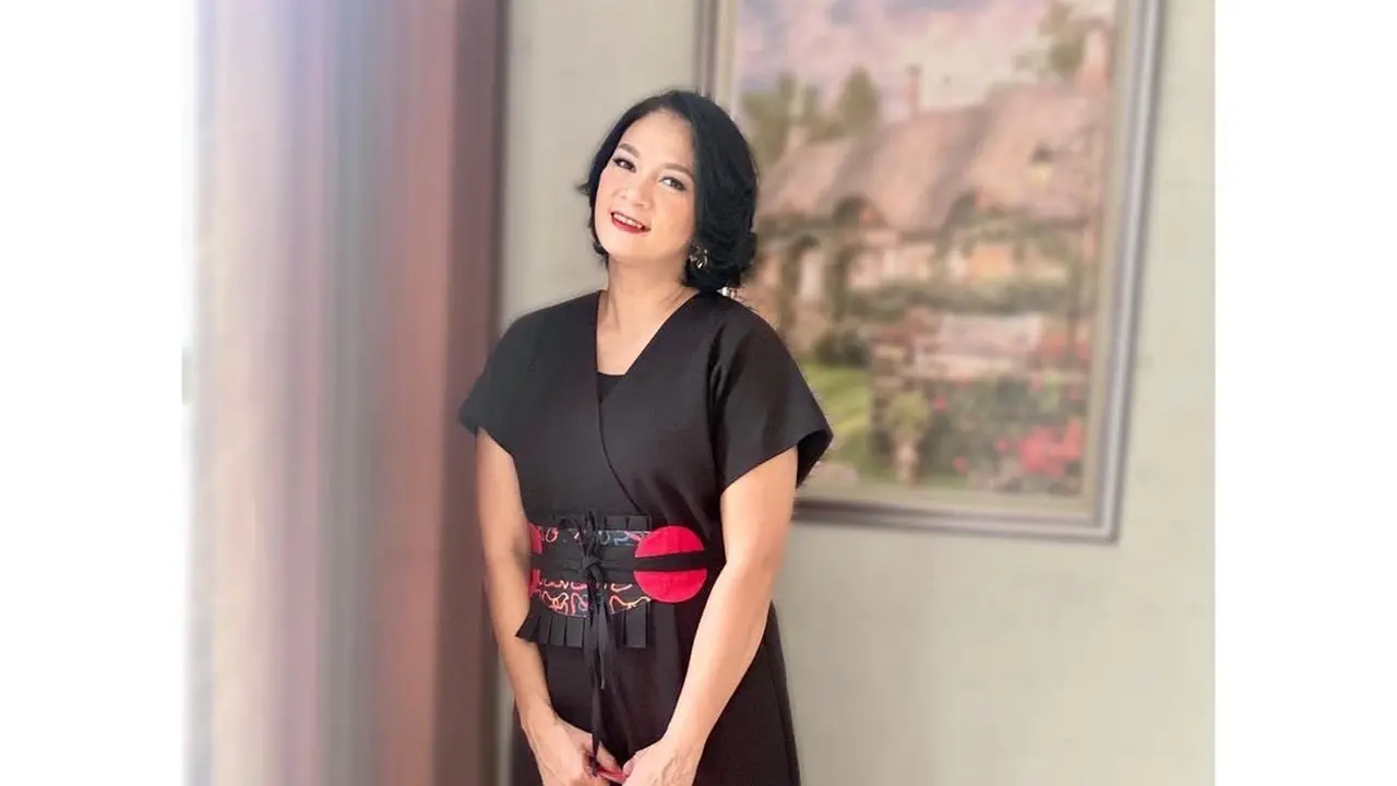 5 Potret Gaya Dian Nitami, Tetap Awet Muda di Usia 50