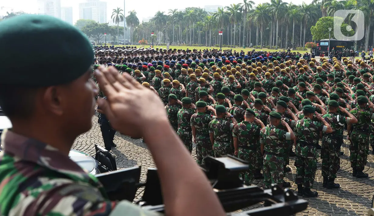 Anggota Polri dan prajurit TNI mengikuti apel bersama terkait operasi pengamanan pelantikan Presiden dan Wakil Presiden terpilih di Silang Monas, Jakarta, Kamis (17/10/2019). Apel dipimpin oleh Panglima TNI Marsekal Hadi Tjahjanto dan Kapolri Jenderal Tito Karnavian. (merdeka.com/Imam Buhori)