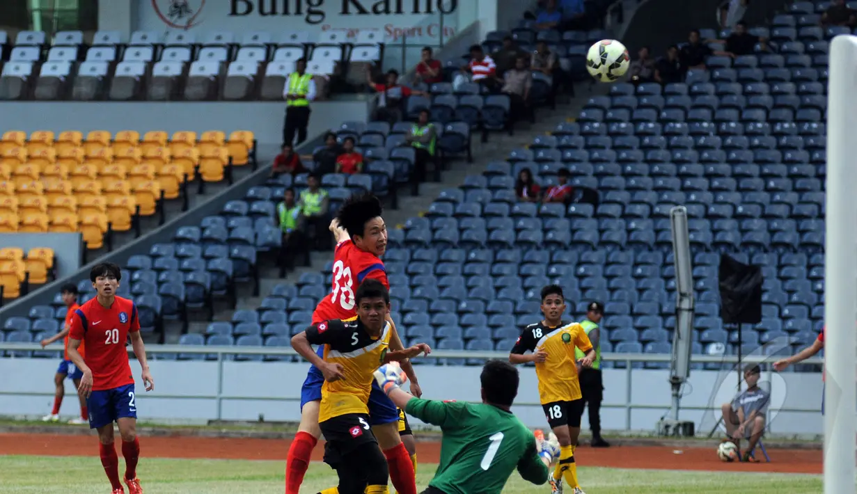 Gelandang timnas Korea Selatan U-23, Lee Hando (tengah) menyundul bola saat laga kualifikasi grup H Piala Asia 2016 di Stadion GBK, Jakarta, Jumat (27/3/2015). Korea Selatan unggul 5-0 atas Brunei Darussalam. (Liputan6.com/Helmi Fithriansyah)