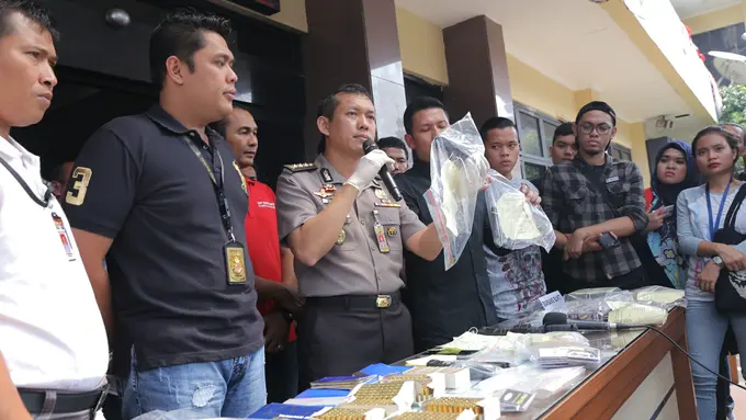 [Bintang] Rilis barang bukti penggeledahan rumah Gatot Brajamusti