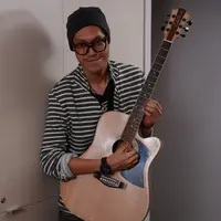 Saat memotongan rambut, Rhesa merasakan rasa campur aduk yang tak bias di ungkapkan. Terlebih, ketika Rhesa melihat sang istri, Endah Widiastuti yang tak kuasa menahan haru saat memotong rambutnya. (Deki Prayoga/Bintang.com)