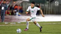 Pemain Timnas U-19 Indonesia Feby Eka Putra berusaha mengendalikan bola dalam laga kedua Grup B Piala AFF U-18 melawan Filipina di Thuwunna Stadium, Myanmar, Kamis (8/9). Timnas U-19 Indonesia menang telak 9-0. (Liputan6.com/Yoppy Renato)
