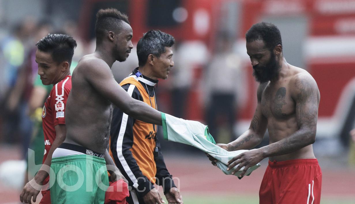 Pemain Semen Padang, Didier Zokora, bertukar baju dengan pemain Bhayangkara FC, Guy Junior Ondoua pada laga lanjutan Liga 1 Indonesia di Stadion Patriot, Bekasi, Sabtu (20/05/2017). Bhayangkara FC menang 1-0. (Bola.com/M Iqbal Ichsan)