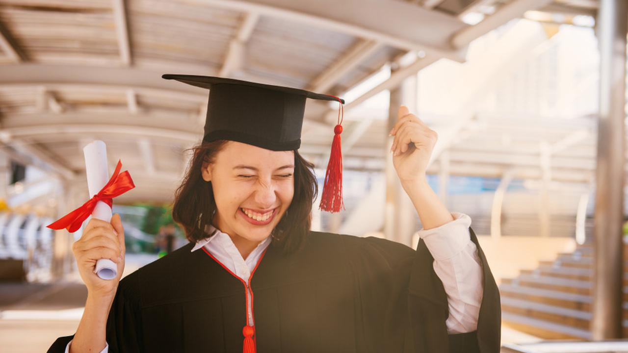 Ide Kado Wisuda Terbaik untuk Pacar dan Sahabat, Dijamin Wanita Suka!