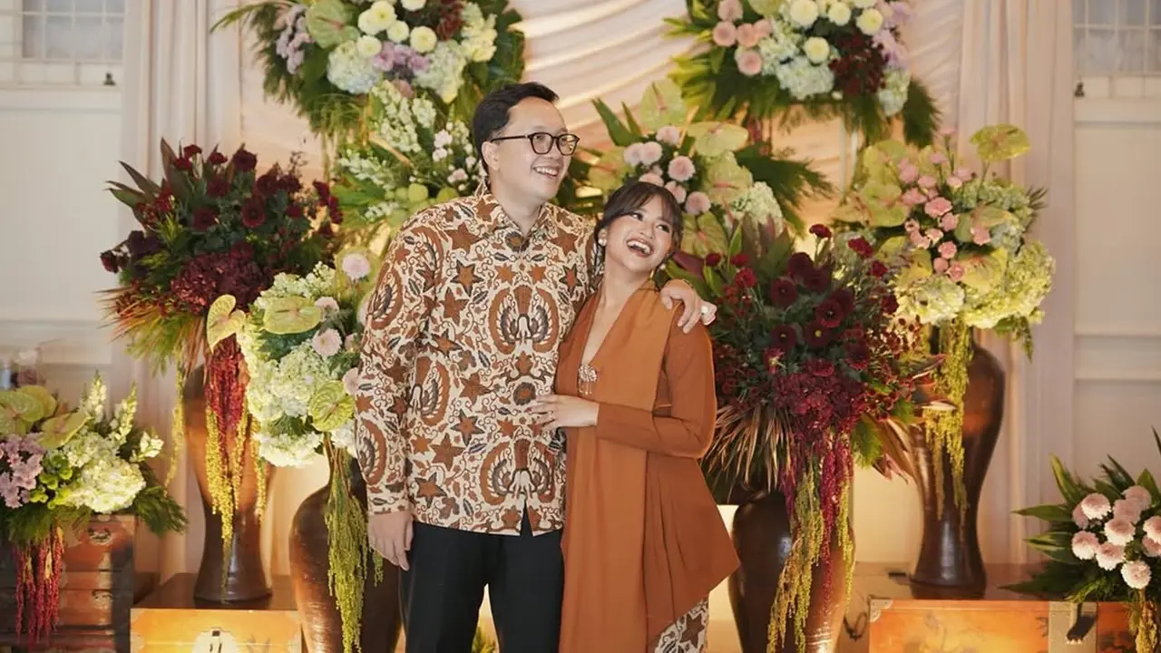 6 Potret Detail Kebaya Kutu Baru Adira Kania Anak Ikke Nurjanah di Momen Lamaran