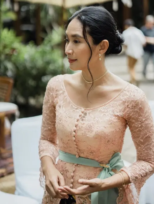 Happy Salma juga tampil dengan kebaya bernuansa pastel dengan detail kancing depan. Dipadukan obi kain warna hijau mint. [@happysalma]
