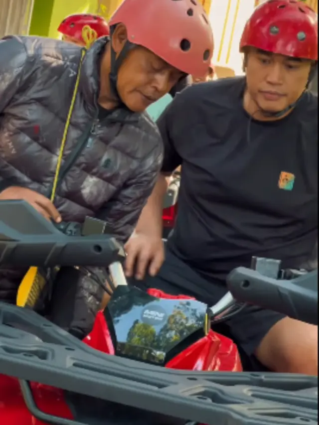 Gaya Santai Ardi Bakrie Suami Nia Ramadhani Liburan di Yogya/via Instagram @ramadhaniabakrie