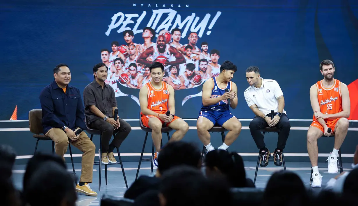 Pemain dan pelatih Pelita Jaya Jakarta saat mengikuti acara perkenalan skuad untuk mengarungi Indonesian Basketball League (IBL) 2026 di The Convergence Indonesia, Kuningan, Jakarta Selatan, Kamis (8/1/2026). Pelita Jaya Jakarta resmi meluncurkan tim untuk gelaran IBL 2026. (Bola.com/M Iqbal Ichsan)