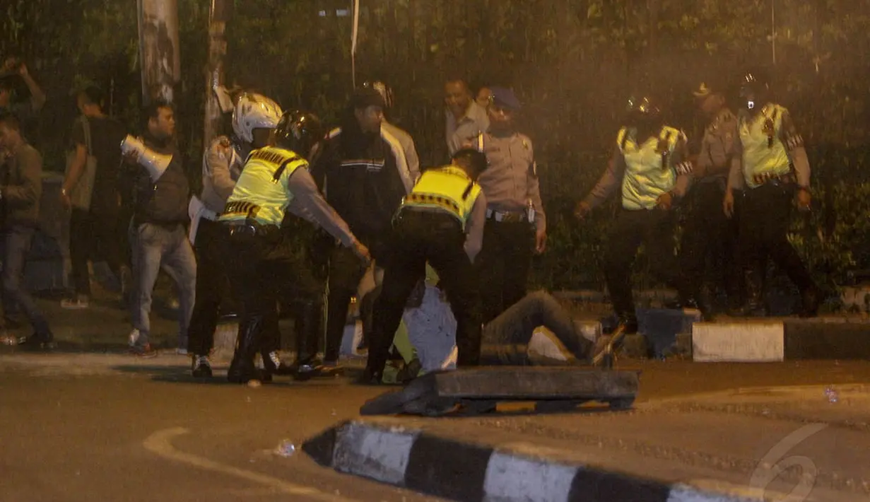 Polisi juga mengamankan beberapa mahasiswa yang diduga sebagai provokator, Jakarta, Rabu (3/12/2014). (Liputan6.com/Faizal Fanani)