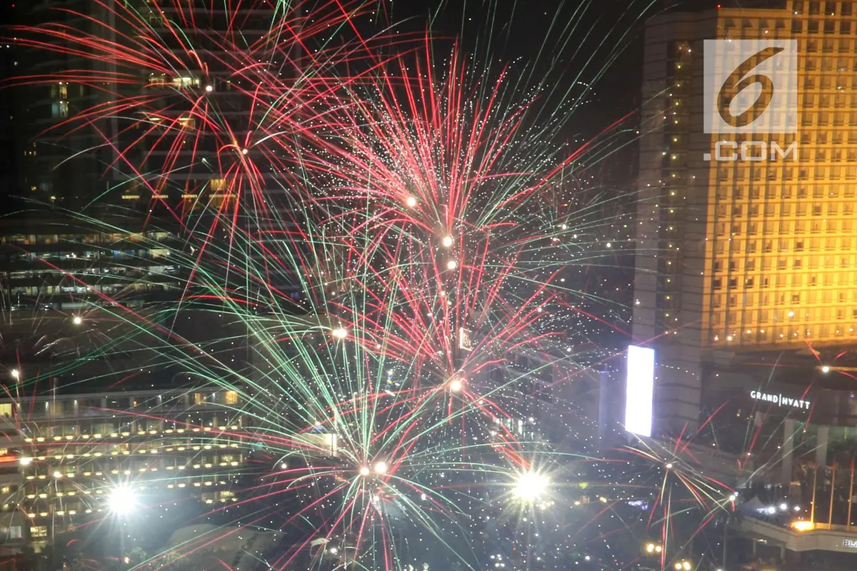 FOTO: Sambut Tahun Baru, Bundaran HI Jakarta Dihujani Kembang Api