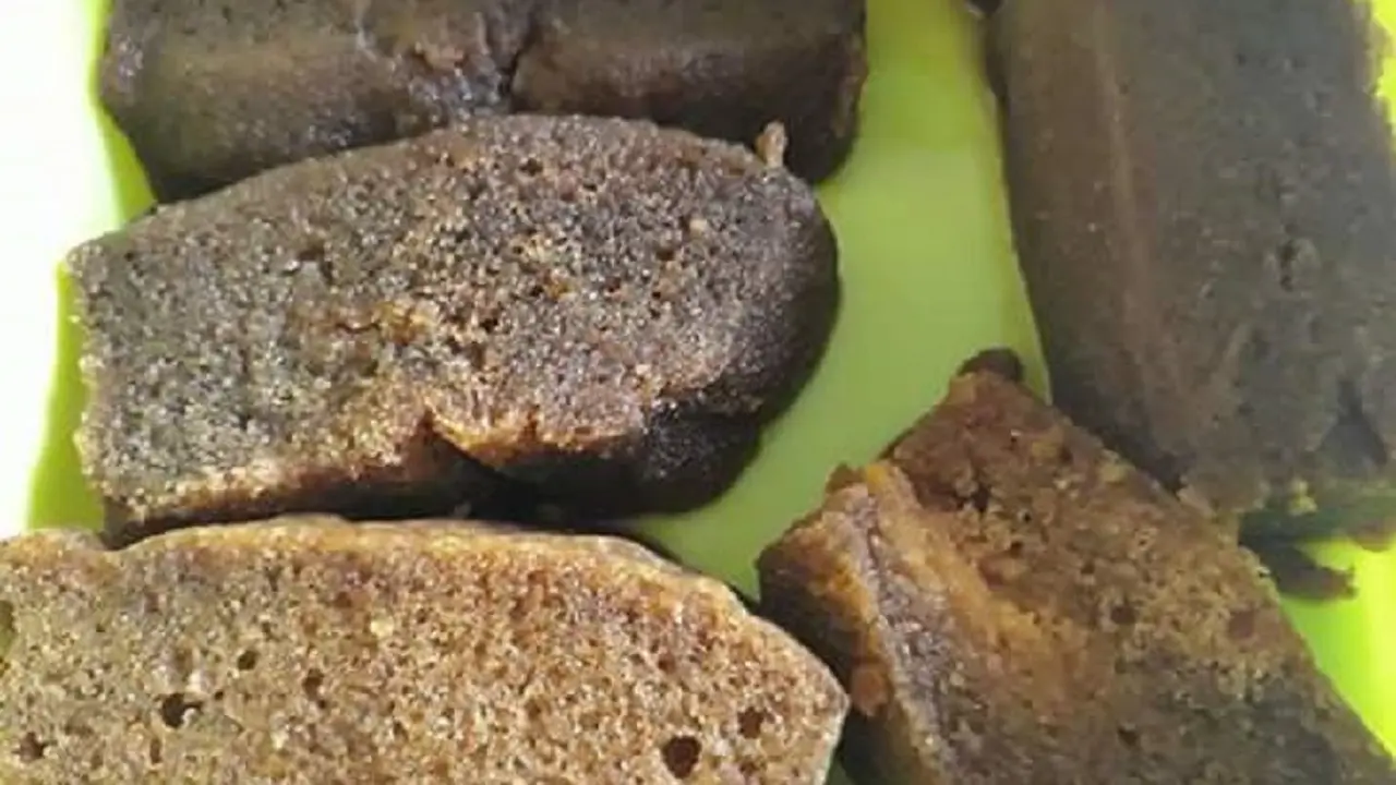 Bolu Peca salah satu kue wajib dalam hajatan kawinan masyarakat bugis (Liputan6.com/ Eka Hakim)