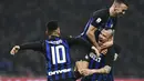Kegembiraan pemain Inter Milan usai Nainggolan mencetak gol kemenangan pada laga lanjutan Liga Italia Serie A yang berlangsung di stadion Giuseppe Meazza, Milan, Senin (18/2). Inter Milan menang 2-1 atas Sampdoria. (AFP/Miguel Medina)