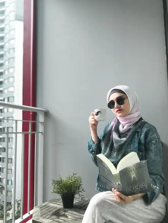 (Instagram/zeezeeshahab)