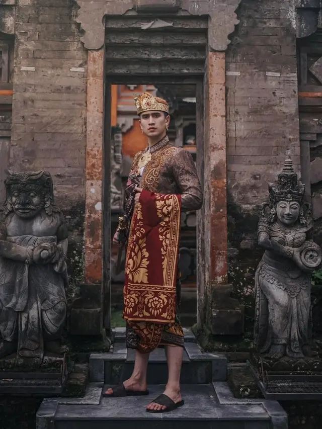 7 Potret Verrel Bramasta Pakai Baju Adat Bali, Makin Menawan