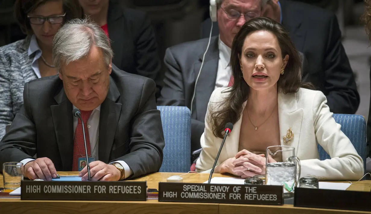 Artis Angelina Jolie saat menghadiri rapat Dewan Keamanan PBB di New York, AS (24/4/2015). Angelina Jolie sebagai utusan Komisaris Tinggi PBB untuk pengungsi (UNHCR) meminta negara-negara maju untuk membantu pengungsi Suriah. (REUTERS/Lucas Jackson)