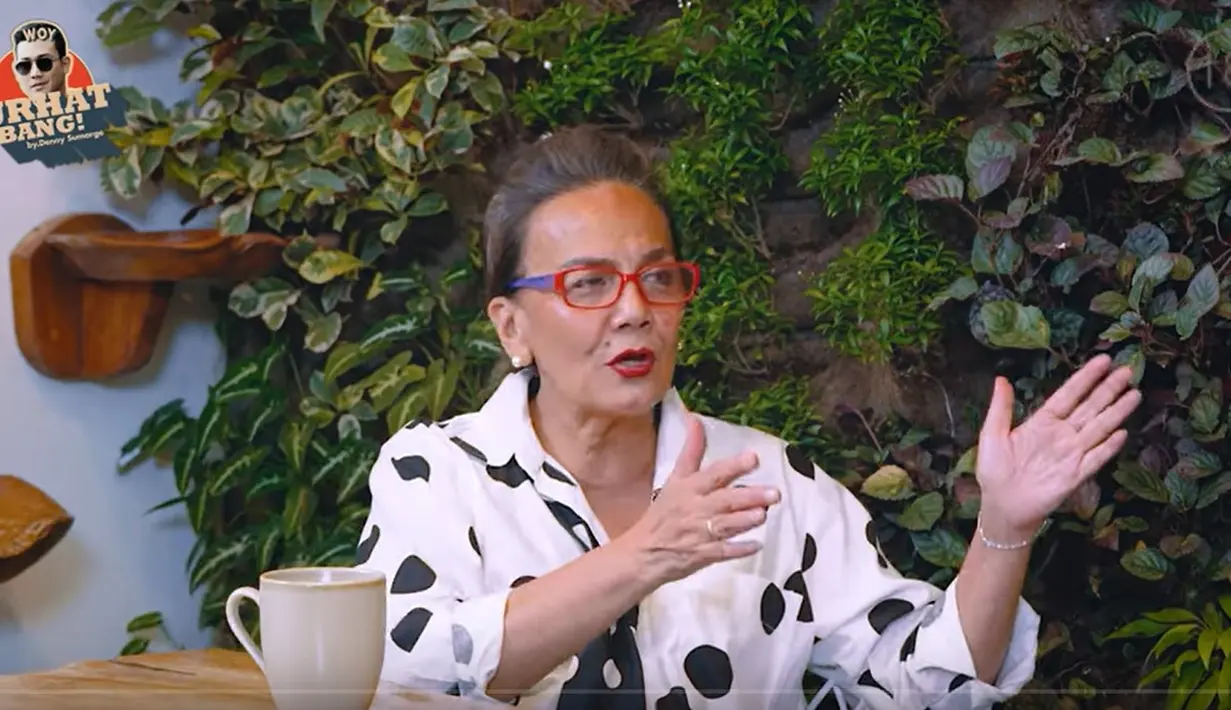 Untuk menghormati dokter tersebut, akhirnya nama tersebut dipakai hingga sekarang. Artis yang merintis karir film sejak tahun 1973 itu juga menceritakan sejak kecil sudah dididik agama Islam. [Youtube/CURHAT BANG Denny Sumargo]