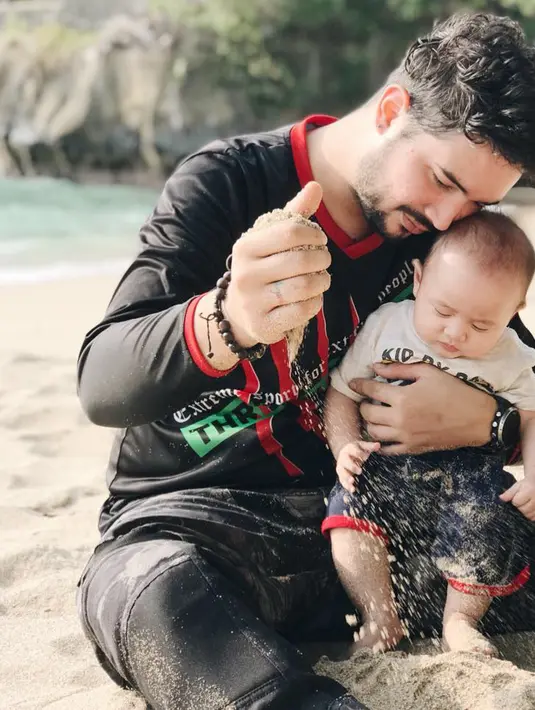 "Apa dia akan jadi pembalap nantinya, atau pemain bola, yang jelas di jalan yang lurus jangan melenceng ke drugs atau pergaulan yang bebas. Jadi harus diarahin dari kecil," lanjutnya. (Instagram/donnymichael)
