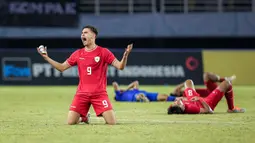 Selebrasi kemenangan pemain Timnas Indonesia U-19, Jens Raven setelah berakhirnya laga final Piala AFF U-19 2024 menghadapi Thailand di Stadion Gelora Bung Tomo, Surabaya, Senin (29/7/2024). (Bola.com/Bagaskara Lazuardi)