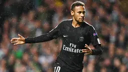 Pemain PSG, Neymar melakukan selebrasi setelah mencetak gol ke gawang Celtic pada pertandingan perdana fase grup Liga Champions di Stadion Celtic Park, Selasa (12/9). Paris Saint-Germain pesta lima gol ke gawang Celtic. (FRANCK FIFE / AFP)