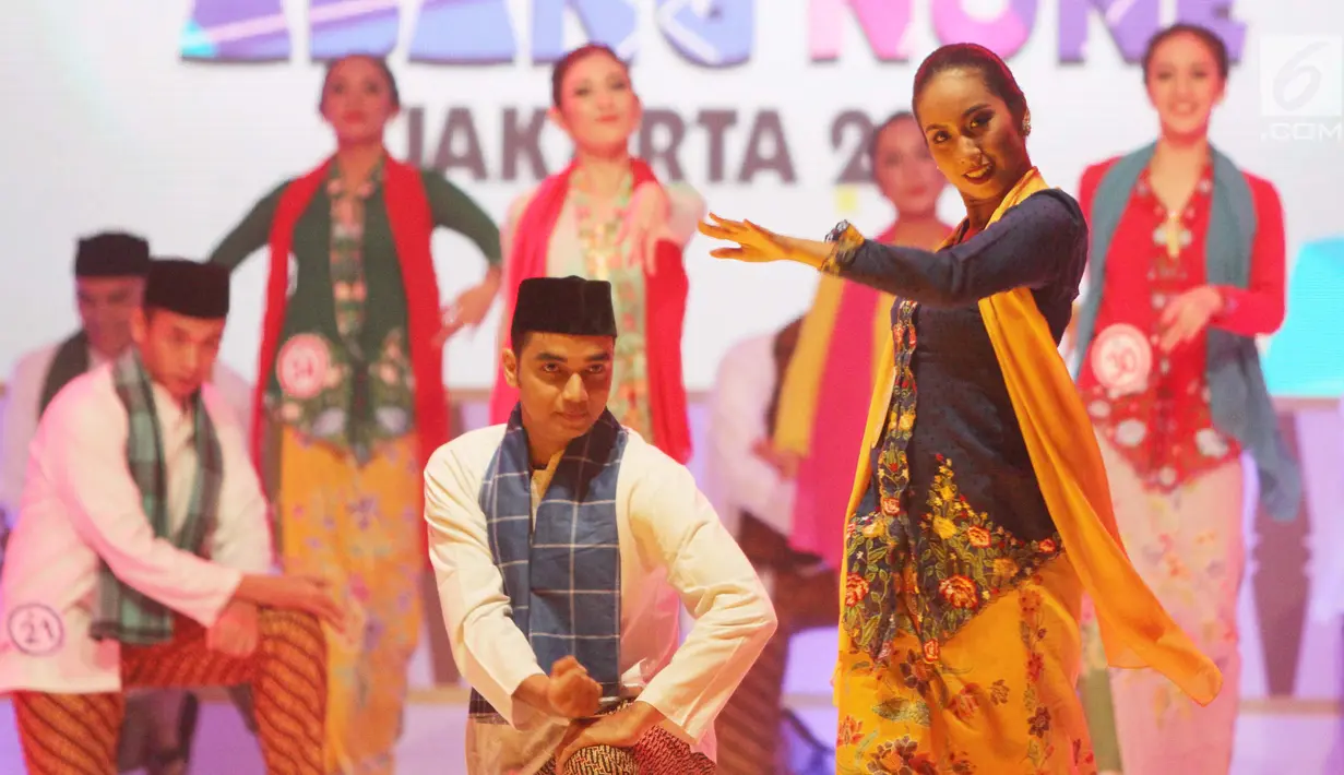 Pasangan finalis unjuk kebolehan saat ajang pemilihan Abang None Jakarta 2017 di Central Park, Jakarta, Jumat (15/07). Acara ini merupakan sebuah momen di mana para finalis menunjukkan bakat yang mereka miliki. (Liputan6.com/Herman Zakharia)