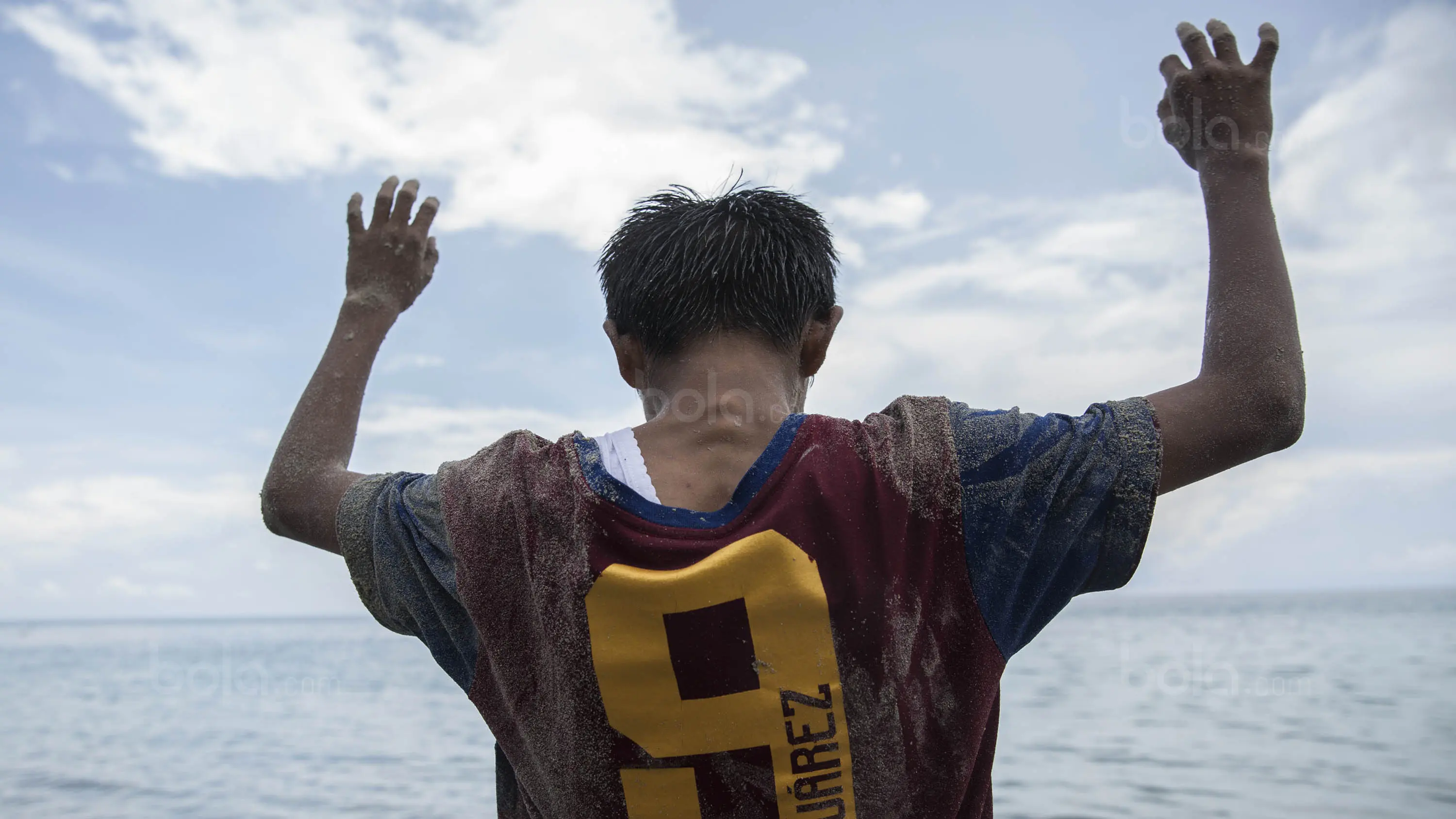 Pesepak bola SSB Tulehu, Rizki Lestaluhu, saat berlatih di Pantai Tial, Maluku. (Bola.com/Vitalis Yogi Trisna)