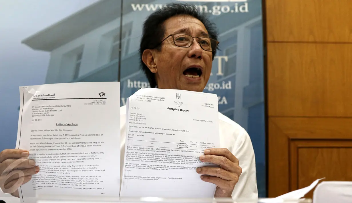 Direktur PT Sido Muncul, Irwan Hidayat menunjukan surat laporan analisa saat mengklarifikasi produk Sido Muncul yang diberi label 'Prop 65 Warning' oleh Negara Bagian California, Jakarta, Kamis (14/8/2015). (Liputan6.com/Yoppy Renato)