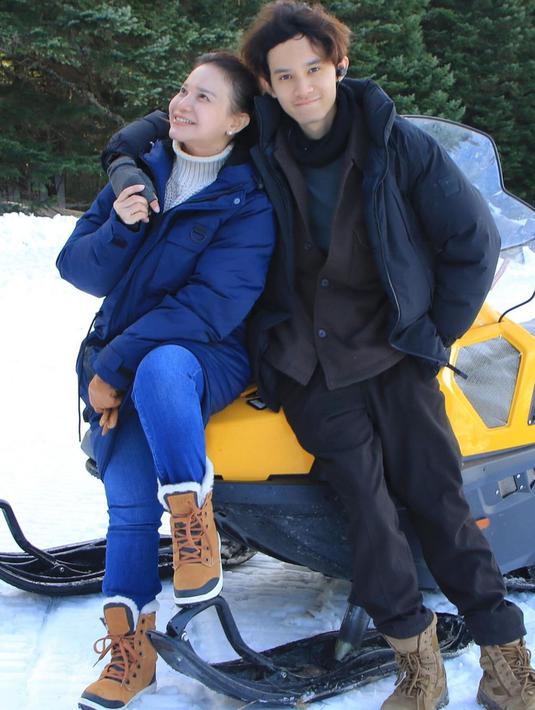 Rossa dan Rizky sendiri terlihat beberapa kali liburan bersama di luar negeri. Dalam unggahan di media sosial, tak sedikit netizen yang memuji penampilan keduanya. (Liputan6.com/IG/@itsrossa910)