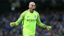 Willy Caballero saat membela Manchester City pada laga Premier League melawan Liverpool di Etihad Stadium, Manchester, (19/3/2017). (EPA/Nigel Roddis)