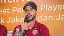 Pemain Persija Jakarta, Emaxwell Souza saat sesi tanya jawab dalam acara meet & greet di Kantor Pusat Bank Jakarta pada Rabu (18/2/2025). (Bola.com/Nur Iman Ali)