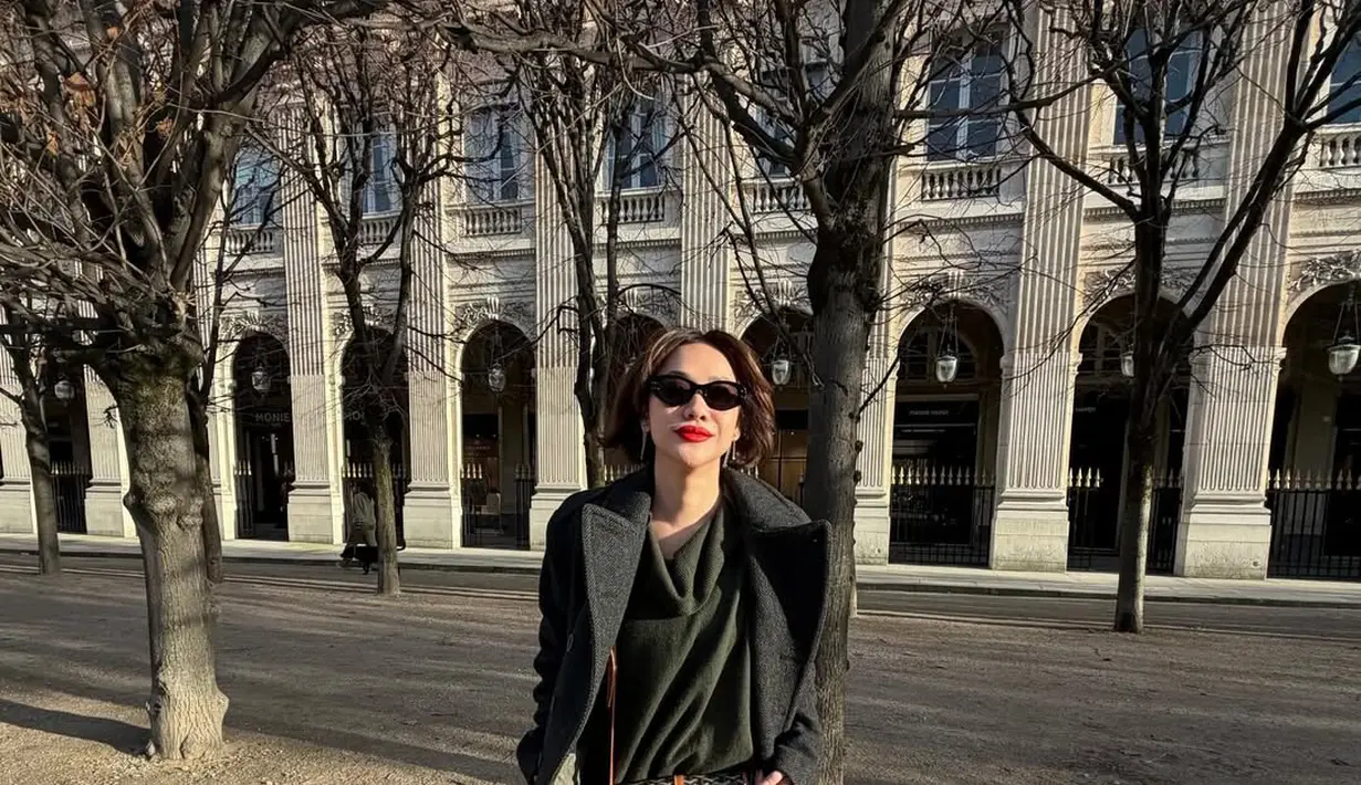 BCL sendiri padukan atasan wol dan legging berlapis long coat. Dipadu dengan sling bag dari Goyard dan sneakers putih [@itsmebcl]