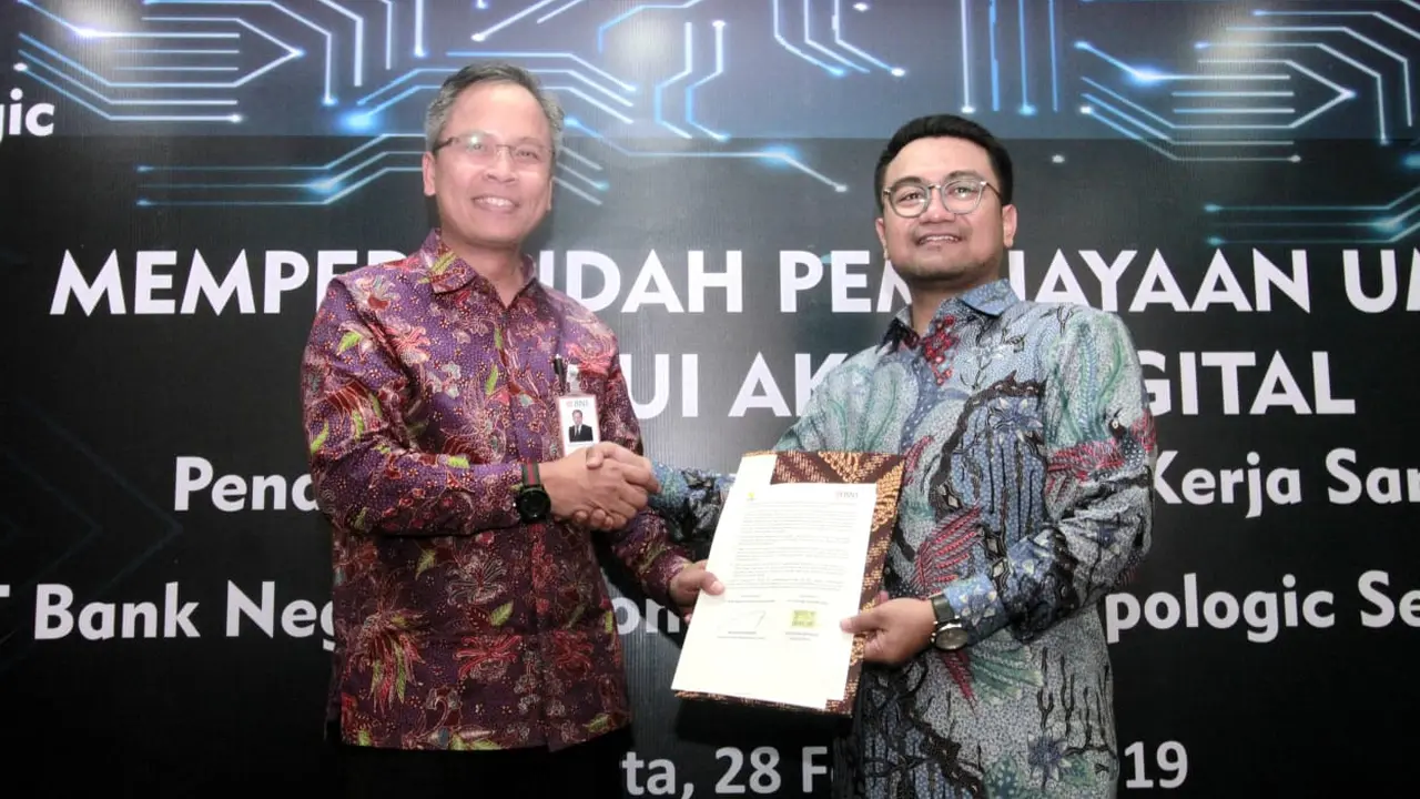 Pemimpin Divisi Bisnis Usaha Kecil 2 BNI Bambang Setyatmodjo (kiri) dan Chief Executive Officer Triplogic Oki Earlivan (kanan) menandatangani Perjanjian Kerja Sama (PKS) tentang Pembiayaan UMKM Melalui Akses Digital
