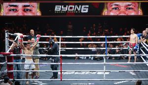 Petarung Indonesia, Haris Sofyan, merayakan kemengan atas petarung Malaysia, Mohammed (Jordan Boy), pada pertandingan Byon Combat Showbiz Vol. 6 di Tennis Indoor Senayan, Jakarta, Sabtu (22/10/2025). (Bola.com/M Iqbal Ichsan)