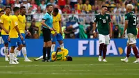 Penyerang timnas Brasil, Neymar mengerang kesakitan di atas lapangan pada babak 16 besar Piala Dunia 2018 melawan Meksiko di Samara Arena, Senin (2/7). Banyak yang menilai sikap Neymar sebagai tindakan tidak sportif bagi olahragawan. (AP/Frank Augstein)