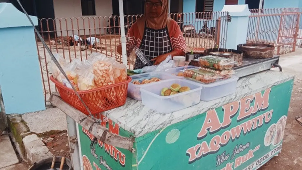 Rukiyem, penjual kue apem Yaqowwiyu di Jalan Jatinom-Boyolali/Foto:Liputan6.com/Miranti