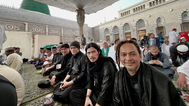 6 Potret Dewa 19 Jalani Ibadah Umrah, Kompak Pakai Baju Batik di Masjidil Haram