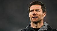 Pelatih Bayer Leverkusen, Xabi Alonso saat laga lanjutan Liga Champions 2024/2025 melawan Liverpool yang berlangsung di Anfield, Liverpool, Inggris, Rabu (06/11/2024) dini hari WIB. (AFP/Paul Ellis)