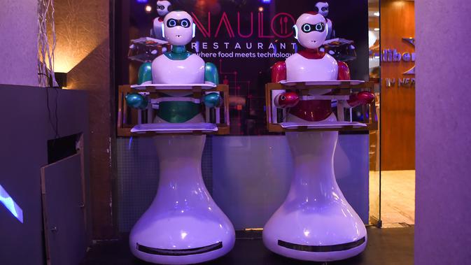 Gambar pada 26 Oktober 2018, robot pelayan bernama Ginger yang digambarkan bekerja di restoran Naulo, Kathmandu. Restoran yang sudah buka empat bulan lalu dan tiga pelayan robot mereka telah menjadi daya tarik pelanggan untuk datang. (Prakash MATHEMA/AFP)