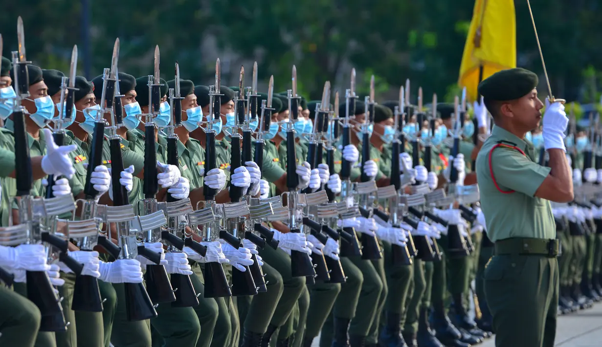 Pasukan kehormatan mengikuti latihan jelang Hari Kemerdekaan Malaysia di Putrajaya, Malaysia (28/8/2020). Malaysia akan merayakan hari kemerdekaannya pada 31 Agustus. (Xinhua/Chong Voon Chung)