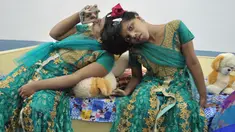 Veena (kanan) menggunakan cermin untuk melihat adiknya Vani saat berada di Rumah Anak di Hyderabad, India (2/1). Veena dan Vani adalah kembar siam dengan kepala yang menempel.  (AFP/Noah Seelam)