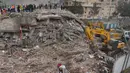 Petugas penyelamat mencari korban dan orang yang selamat melalui reruntuhan bangunan di Kahramanmaras, Turki, sehari setelah gempa bumi berkekuatan 7,8 skala Richter menghantam bagian tenggara negara itu, Selasa (7/2/2023). WHO memperkirakan 23 juta orang terkena dampak gempa bumi besar yang telah menewaskan ribuan orang di Turki dan Suriah serta menjanjikan bantuan jangka panjang. (ILYAS AKENGIN/AFP)