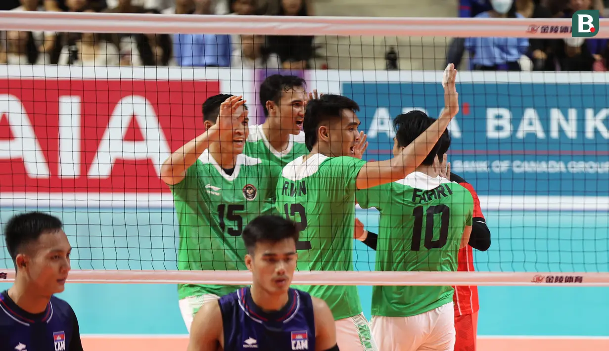 Selebrasi para pemain tim bola voli putra Indonesia setelah mencetak angka pada laga ketiga Grup A SEA Games 2023 di Olympic Complex Indoor Main Hall, Phnom Penh, Kamboja, Sabtu (6/5/2023). Tim bola voli Putra Indonesia menang 3-0 (25-18, 25-21, 25-16) dan memastikan lolos ke semifinal sebagai juara Grup A. (Bola.com/Abdul Aziz)
