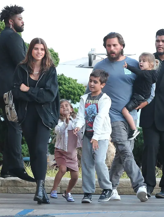 Sofia Richie sendiri kini tengah berusaha mendekatkan dirinya dengan anak-anak Scott. (BACKGRID - HollywoodLife)