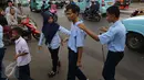 Guru membimbing siswa PSBN Cahaya Bathin penyandang tunanetra mengikuti praktik orientasi mobilitas di Cawang, Jakarta, Selasa (11/4). Praktik itu untuk melatih kemandirian siswa menghadapi situasi apapun dalam kesehariannya. (Liputan6.com/Gempur M Surya)