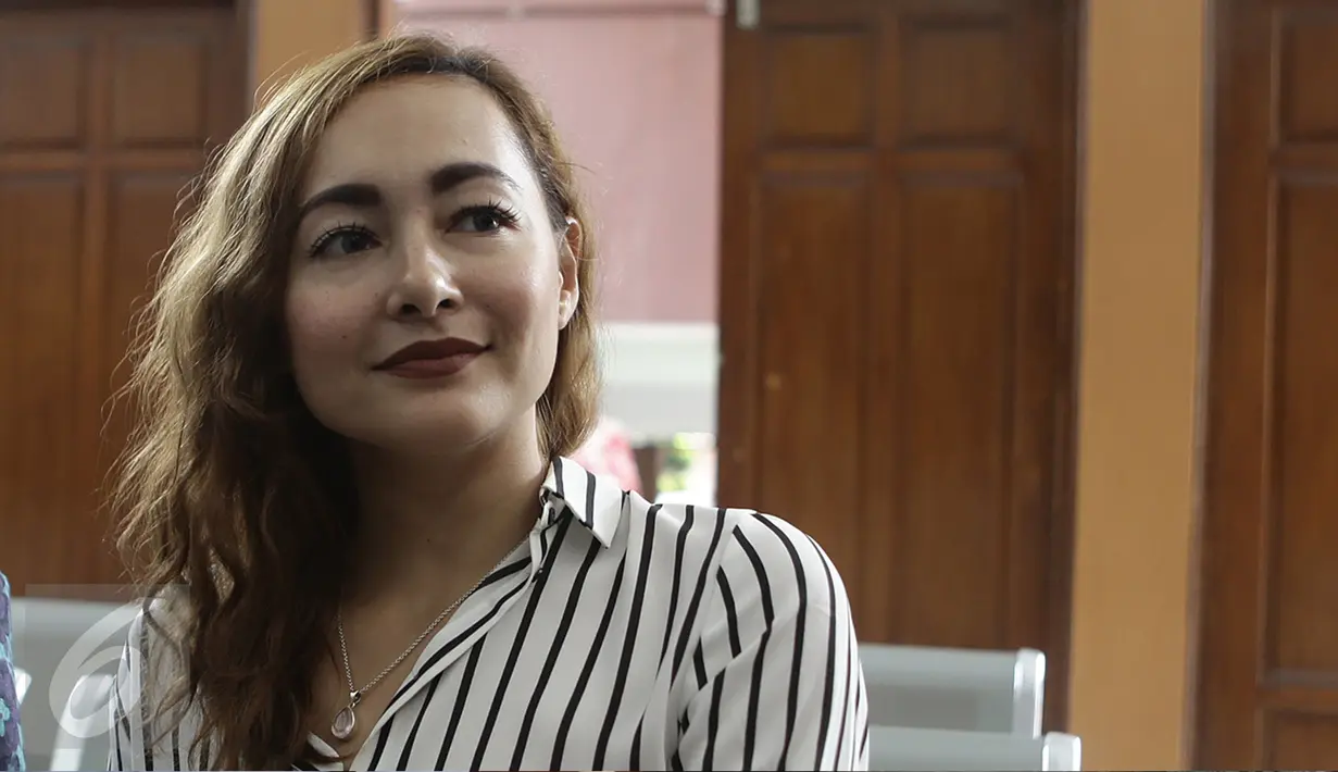 Artis blasteran Dewi Rezer menghadiri sidang perdana perceraiannya dengan Marcellino Lefrandt yang digelar di Pengadilan Negeri Jakarta Selatan, Kamis (7/4). Dewi Rezer tampak cantik mengenakan kemeja putih bergaris hitam. (Liputan6.com/Herman Zakharia)