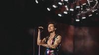 Jumpsuit sequin rainbow Gucci Harry Styles mencuri atensi di Panggung Coachella 2022 (Foto: Instagram @gucci)