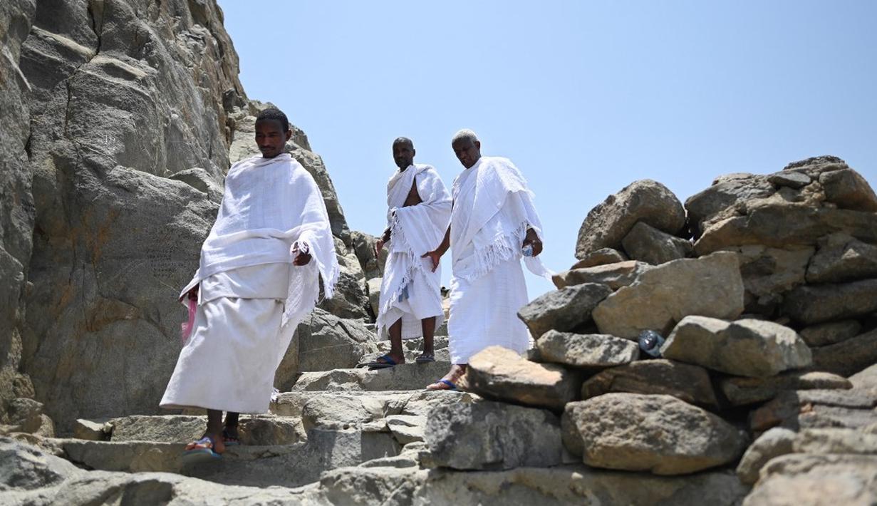 <p>Tinggi ruang dalam Gua Hira bervariasi. Mulai dari hanya dapat dilewati sambil membungkukkan badan hingga dapat berdiri tegak. (Sajjad HUSSAIN/AFP)</p>