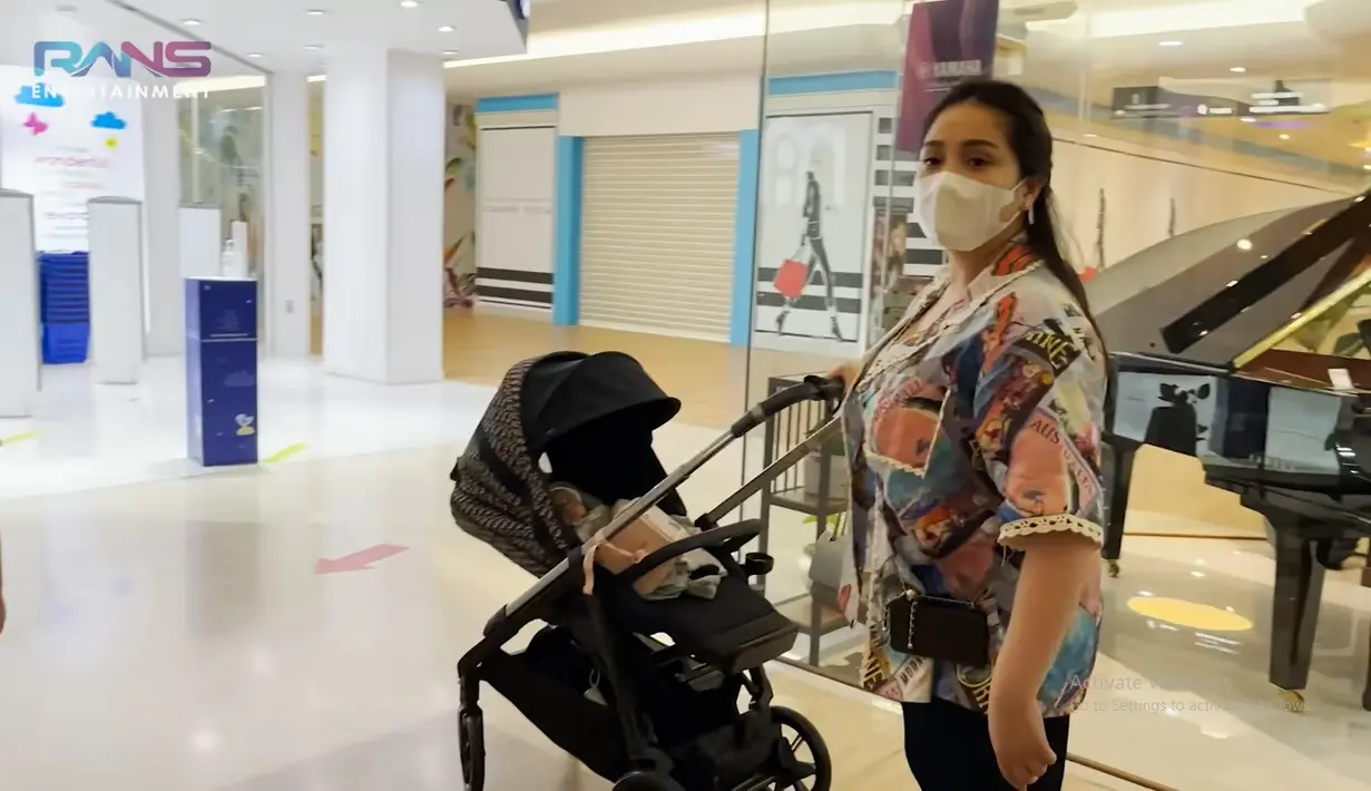 Nagita Slavina kembali membuat geger jagat internet, pasalnya baru saja ia perdana membawa anak keduanya dengan Raffi Ahmad, Rayyanza ke mall. Foto: Youtube.