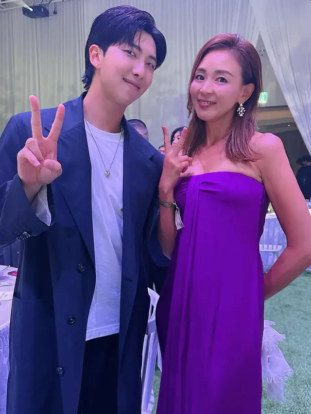 RM BTS tampil layering saat Paradise Art Night 2025. [@shiho_style]